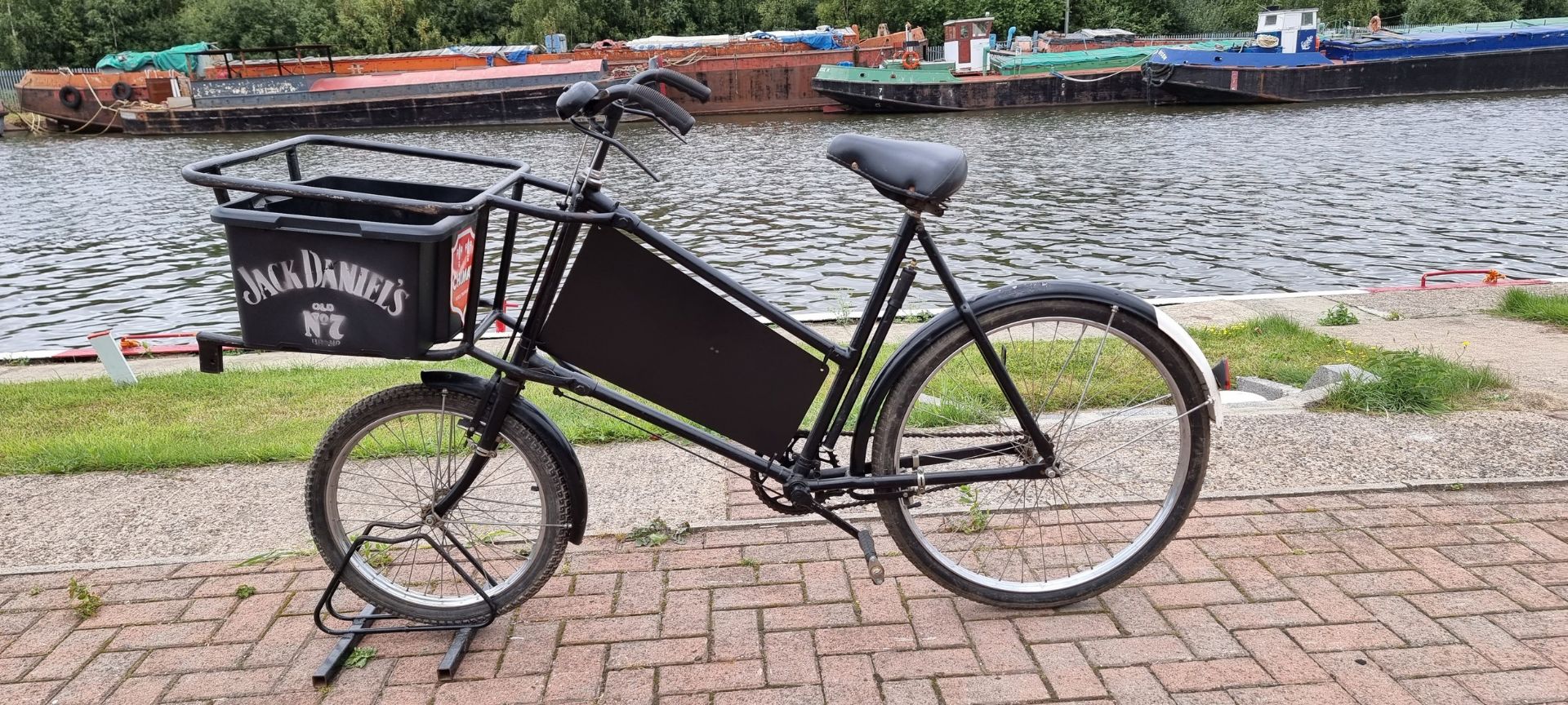 A vintage black painted butchers bicycle, with rod brakes - Image 2 of 4