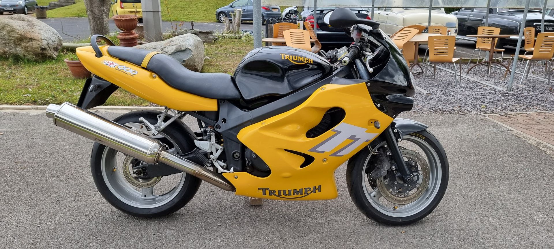 2000 Triumph TT600, 599cc. Registration number W998 TRF. Frame number SMTTH800SXX099072. Engine
