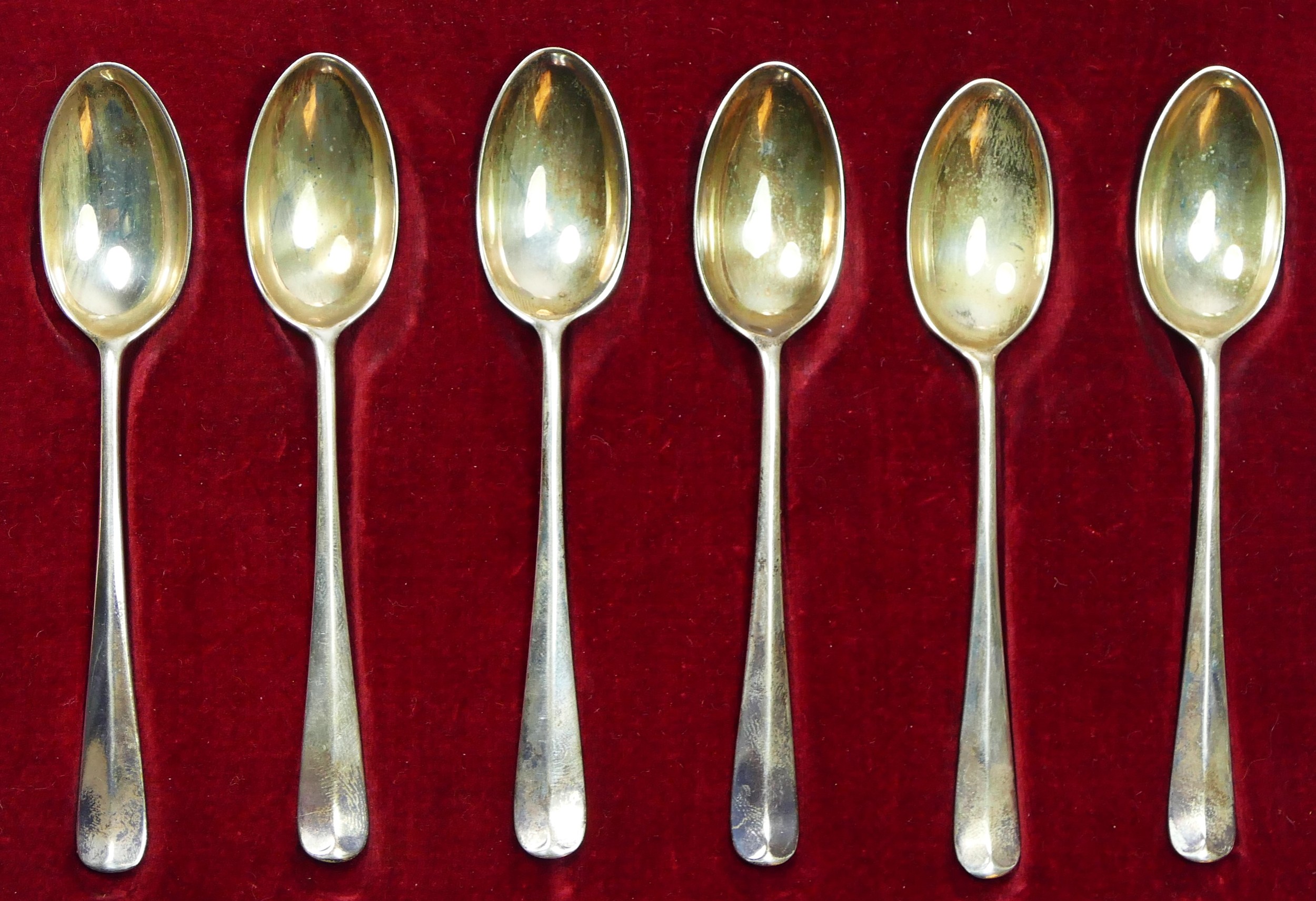 A silver set of British Hallmark tea spoons, 1953, Coronation mark, case - Image 2 of 3