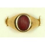 A 9ct gold cornelian set signet ring, K, 3.1gm