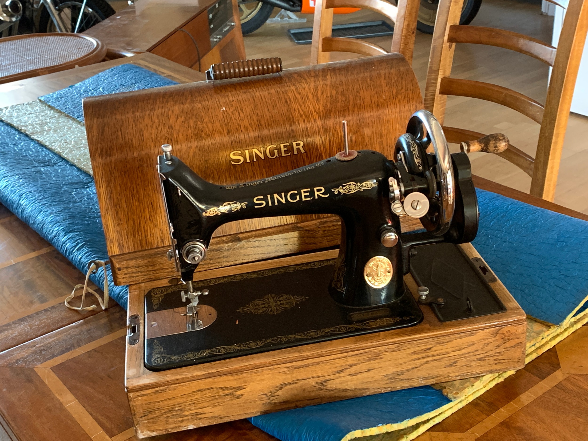 A Singer sewing machine, ED188435, in carry case