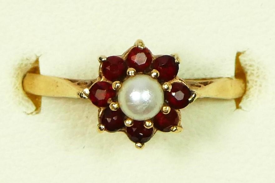 A 9ct gold cultured pearl and garnet cluster ring, O, 1.8gm