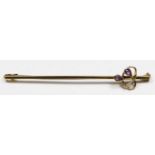 An Edwardian 9ct gold and amethyst bar brooch, metal pin, 1.5gm