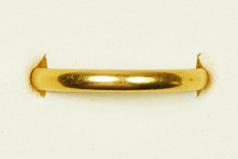 A 22ct gold wedding band, Birmingham 1933, O, 2.5gm