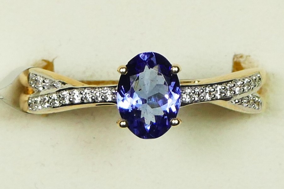 A 14ct gold single stone tanzanite ring, with brilliant cut diamond set shoulders, U, 3gm,