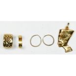 A 9ct gold wedding band, an Italian 9ct gold Egyptian pendant and other 9ct gold, 9.1gm. To be