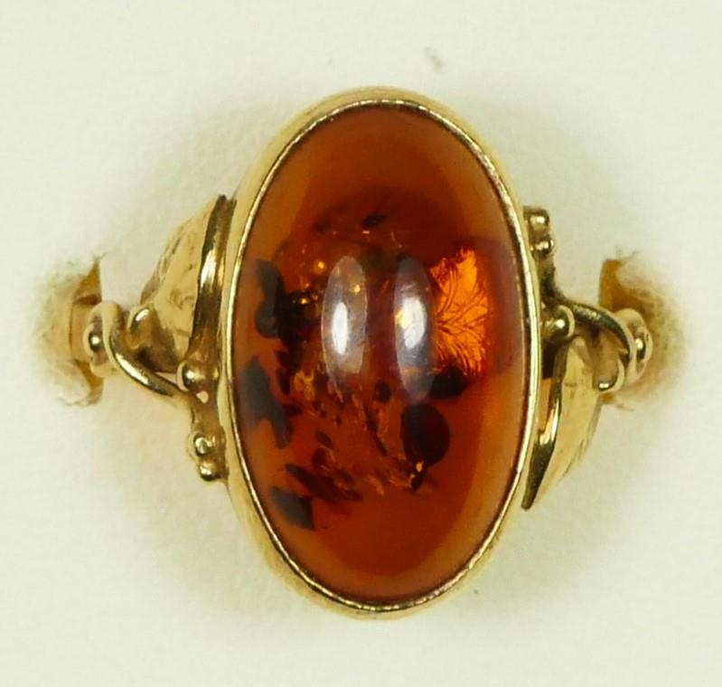 A 9ct gold and amber dress ring, 17 x 10mm, N, 2.9gm