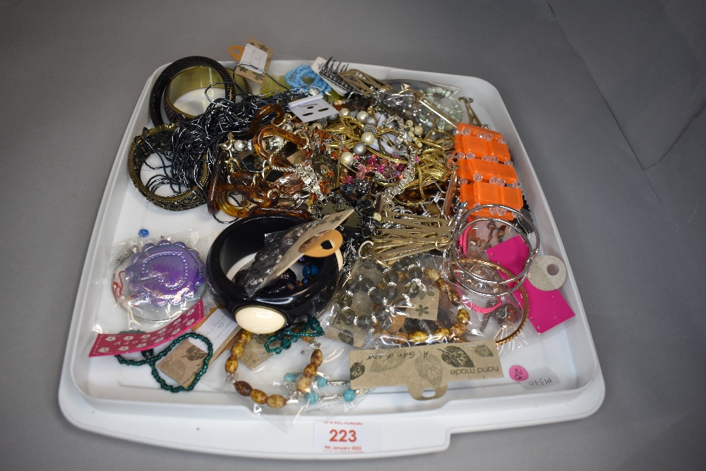 A tray pf modern costume jewellery including bangles and bracelets