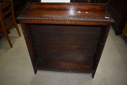 An Edwardian oak adjustable bookshelf