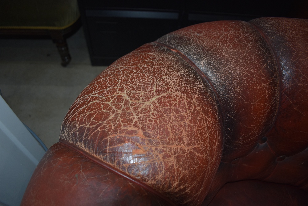 A pair of vintage red leather chesterfield style tub chairs - Image 3 of 6