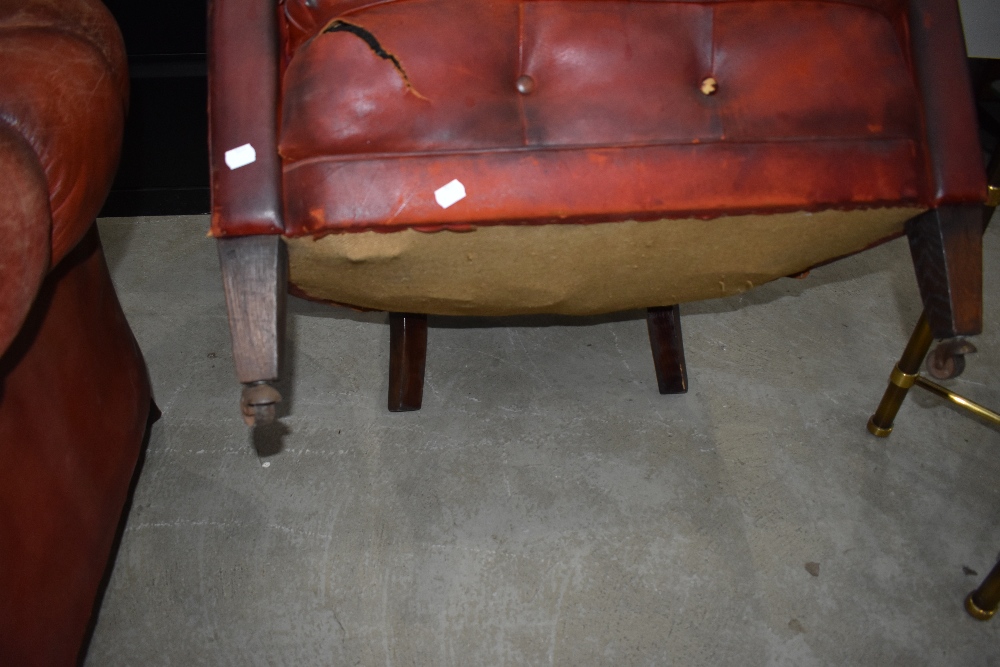 A pair of vintage red leather chesterfield style tub chairs - Image 6 of 6