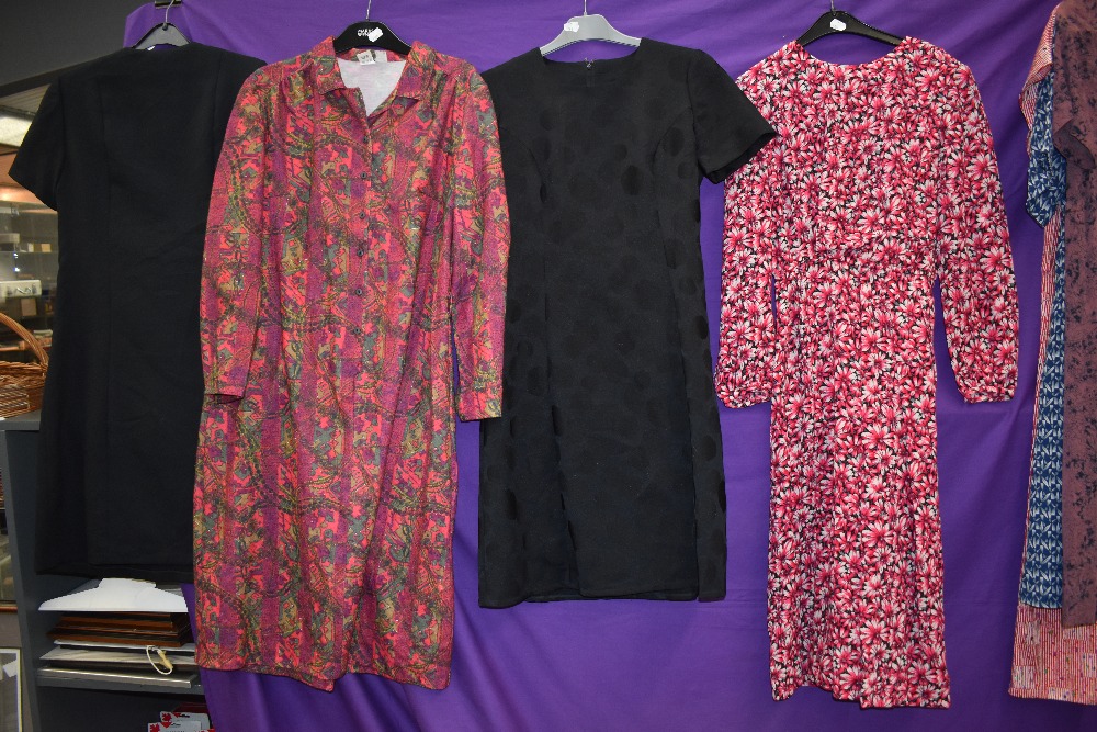 Seven vintage and retro dresses,including colourful prints, mixed styles and sizes. - Image 3 of 3