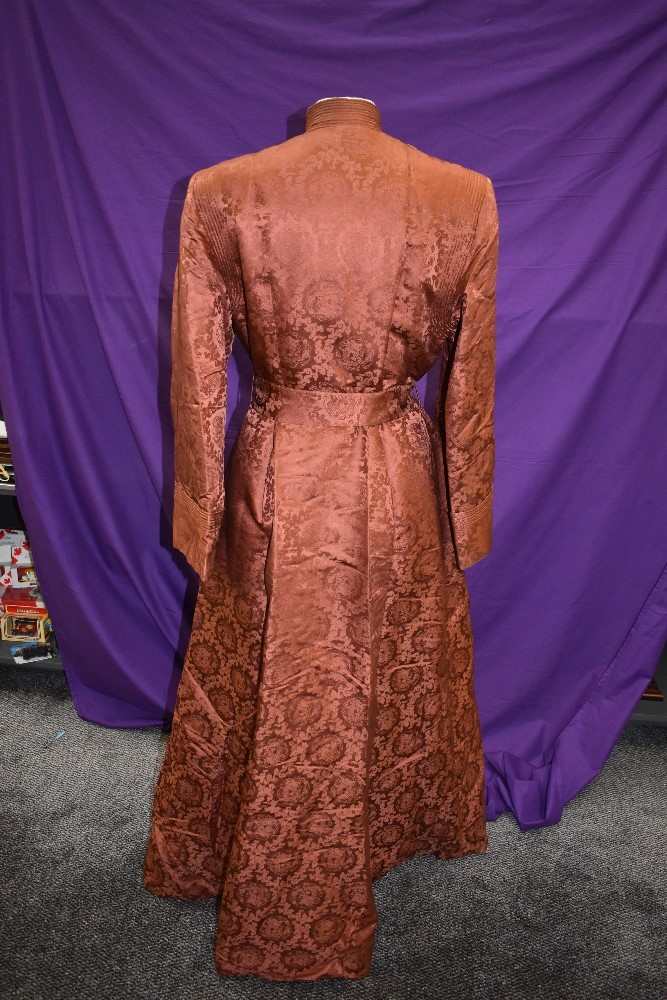 A full length Chinese dressing gown or house coat in terracotta silk or silk blend fabric, frog - Image 5 of 7