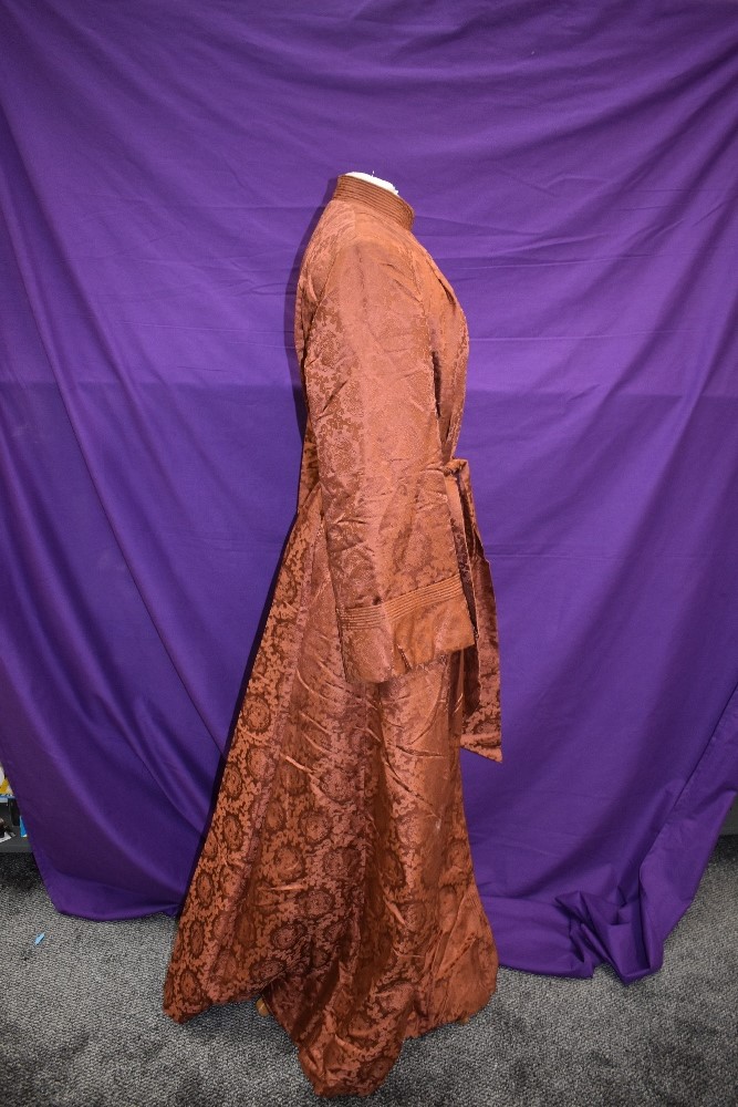 A full length Chinese dressing gown or house coat in terracotta silk or silk blend fabric, frog - Image 4 of 7