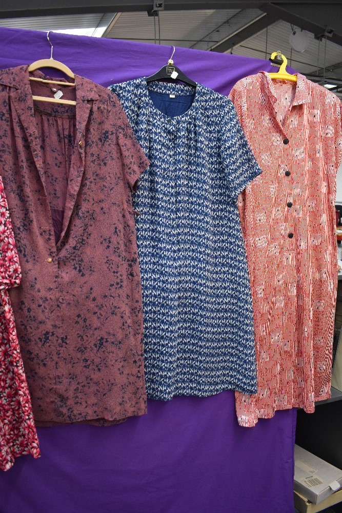 Seven vintage and retro dresses,including colourful prints, mixed styles and sizes. - Image 2 of 3