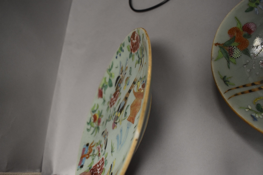 A collection of eight hard paste Chinese plates in Cantonese designs painted with butterfly bird and - Bild 20 aus 20