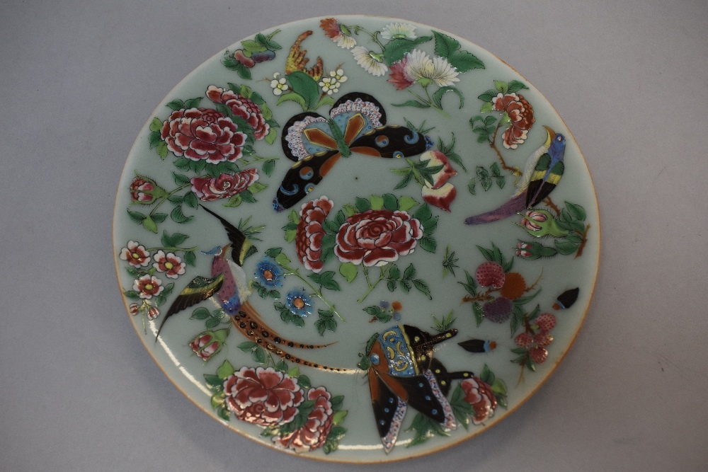 A collection of eight hard paste Chinese plates in Cantonese designs painted with butterfly bird and - Bild 14 aus 20