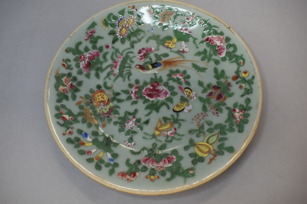 A collection of seven hard paste Chinese plates in Cantonese designs painted with butterfly bird and - Bild 11 aus 21