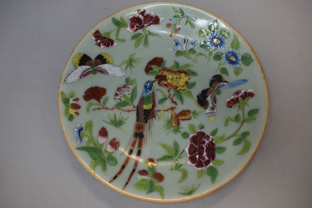 A collection of eight hard paste Chinese plates in Cantonese designs painted with butterfly bird and - Bild 10 aus 20