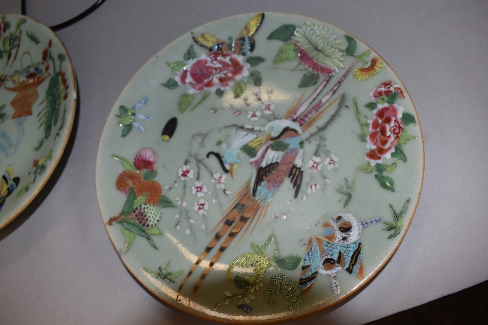 A collection of eight hard paste Chinese plates in Cantonese designs painted with butterfly bird and - Bild 18 aus 20