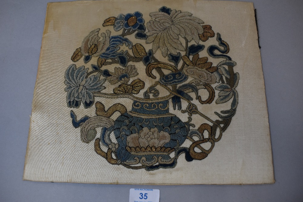 An antique needlework embroidery of a floral vase - Bild 2 aus 2