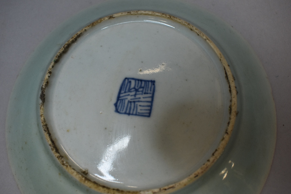 A collection of eight hard paste Chinese plates in Cantonese designs painted with butterfly bird and - Bild 3 aus 20