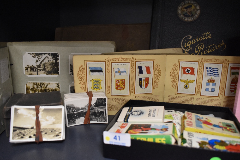 A box of Cigarette Cards in albums and loose including Wills, Players, Senior Service etc - Bild 2 aus 2