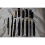 A selection of fountain pens and ball point pen, including a Parker Duofold in black, a Chatsworth