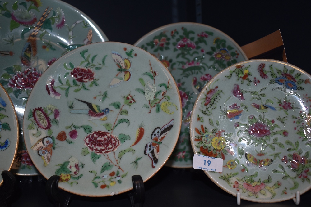 A collection of seven hard paste Chinese plates in Cantonese designs painted with butterfly bird and - Bild 20 aus 21