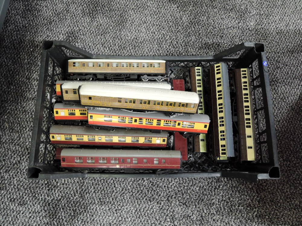 A box of Hornby, Triang and similar 00 gauge plastic coaches