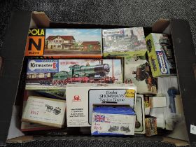 A box of 00 gauge/HO scale Kits including Kitmaster, Airfix, Rowland, Hales etc, not checked for