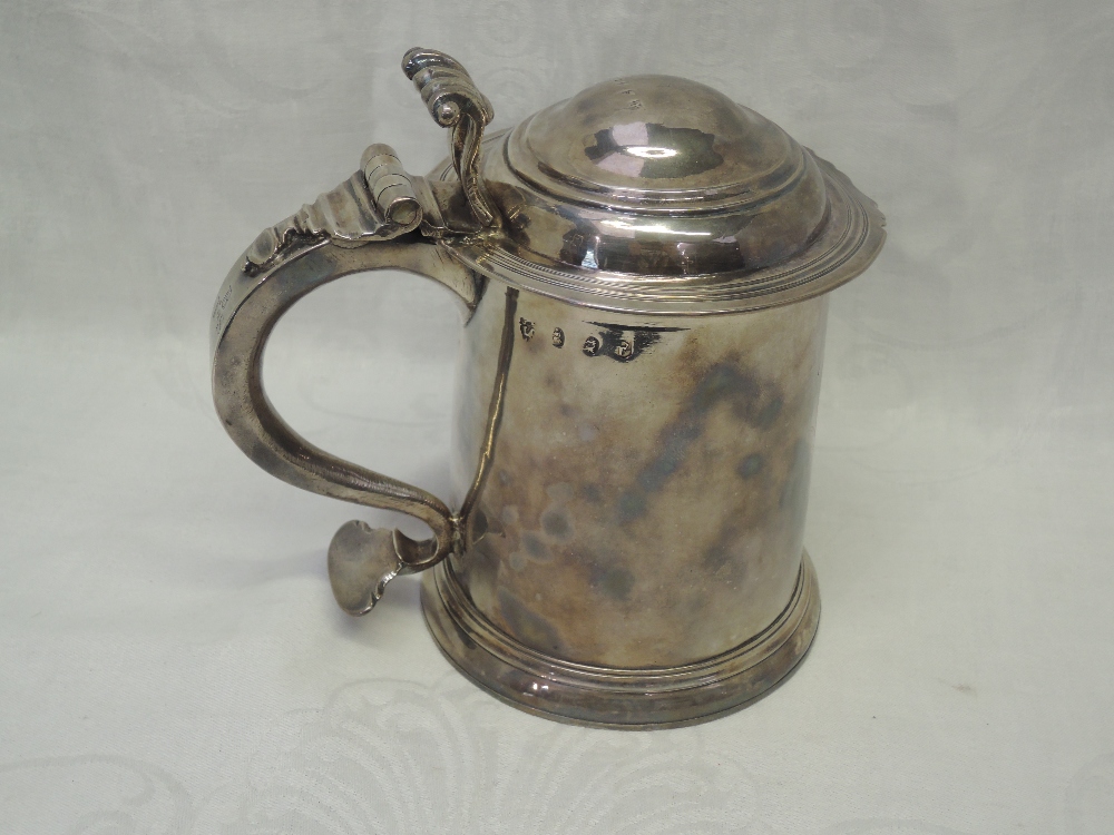 A Queen Anne Britannia standard silver tankard having cylindrical body and domed cover with scroll - Image 6 of 9