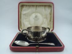 A cased Scottish silver porringer and spoon bearing monogram B 1927. Edinburgh 1925, Hamilton &