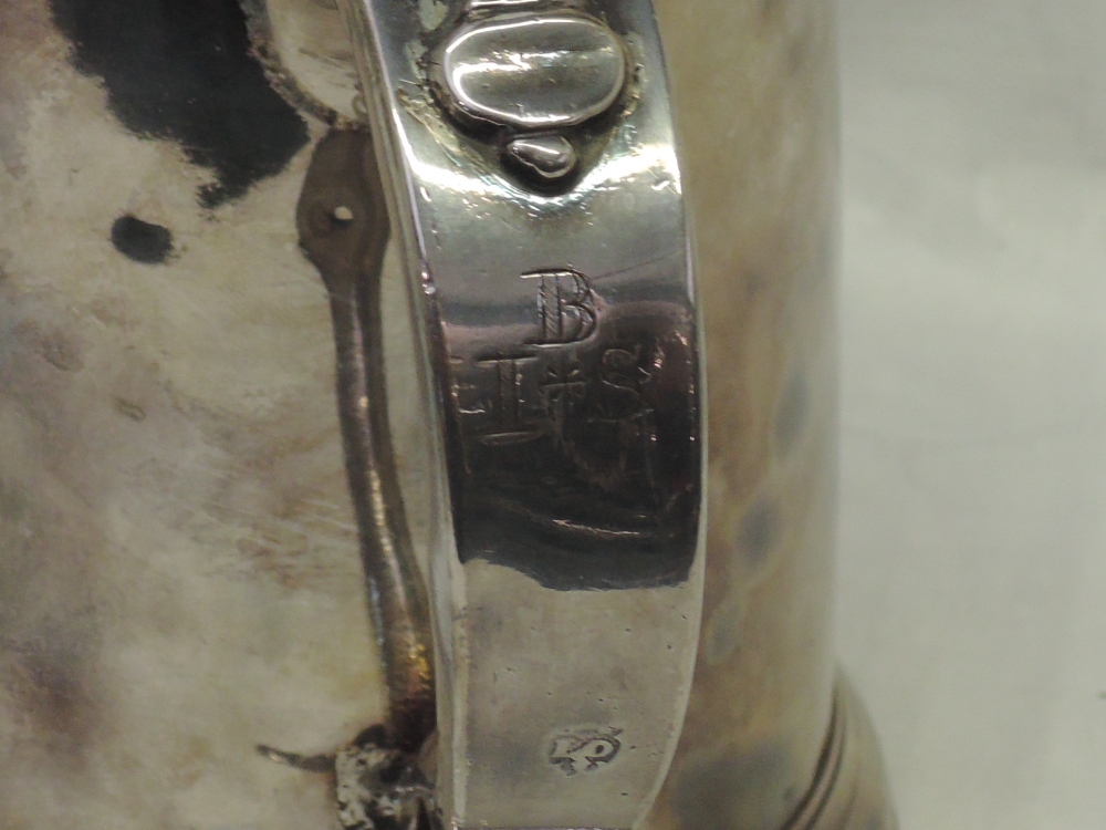 A Queen Anne Britannia standard silver tankard having cylindrical body and domed cover with scroll - Image 7 of 9