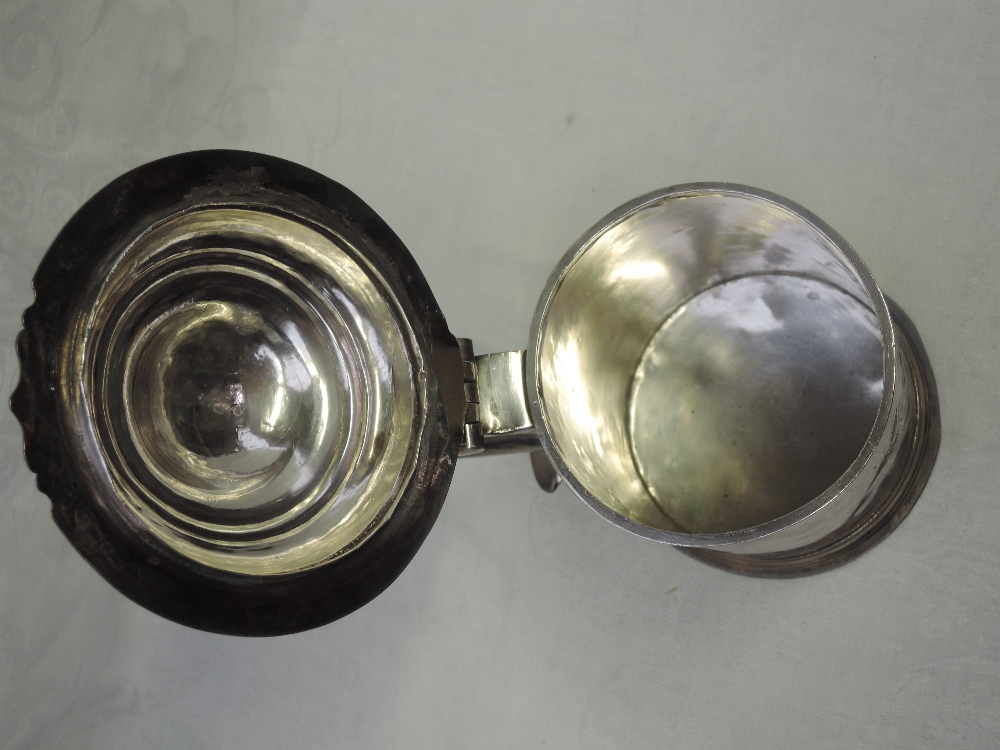 A Queen Anne Britannia standard silver tankard having cylindrical body and domed cover with scroll - Image 5 of 9