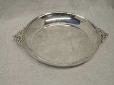 A shallow silver dish loosely styled as a quaiche having Art Deco style handles, Sheffield 1945,