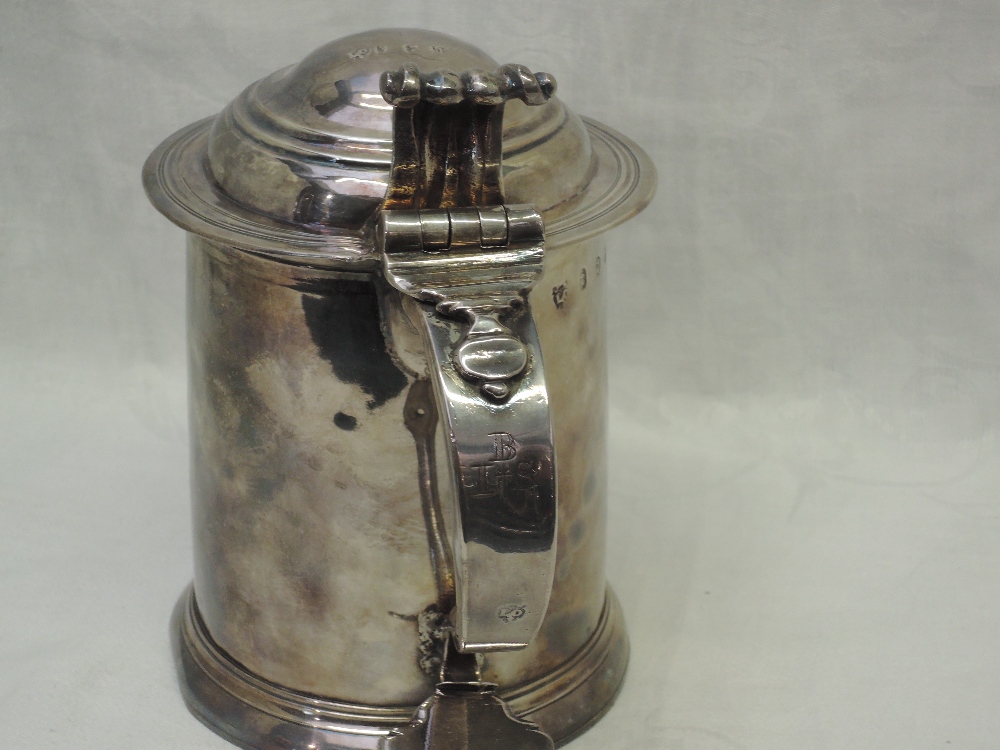 A Queen Anne Britannia standard silver tankard having cylindrical body and domed cover with scroll - Image 2 of 9