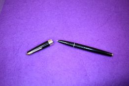 A Parker 17 Super Duofold fountain pen in black with broad band to cap. Approx 13.5cm