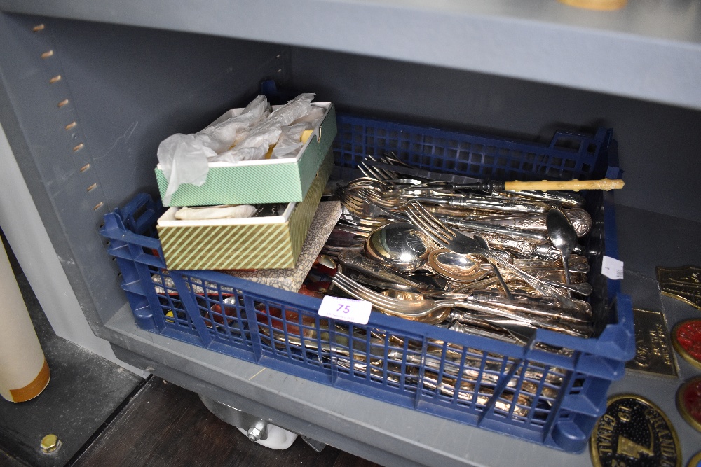 A selection of loose cutlery flatware and table settings including Pinden bros