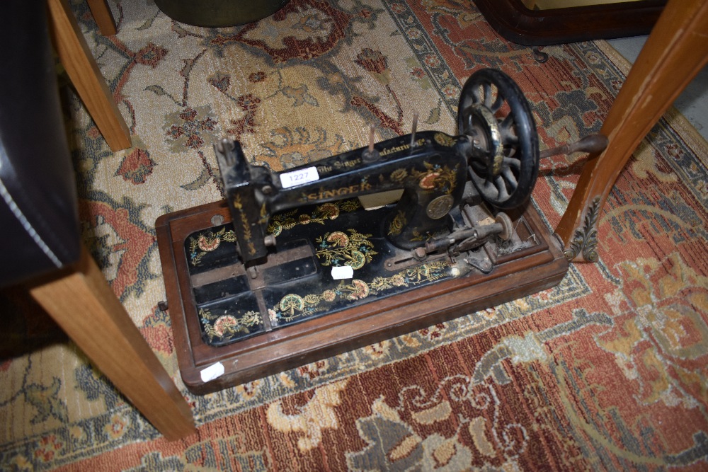 A vintage singer hand sewing machine, no lid