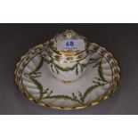A Victorian porcelain ink well by Daniell having laurel wreath decoration