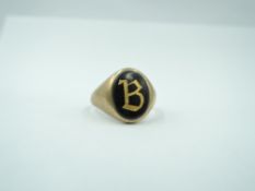 A gent's 9ct rose gold signet ring having onyx panel bearing initial 'B', size V & approx 5.9g