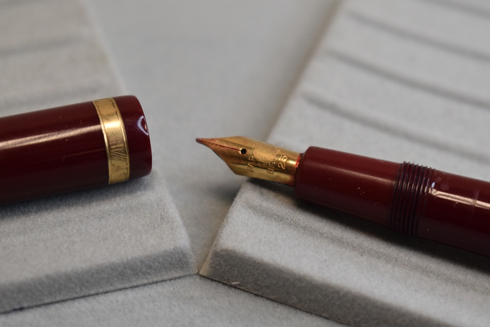 A Parker Duofold fountain pen in burgundy with broad decorative band to the cap and having a - Image 2 of 2