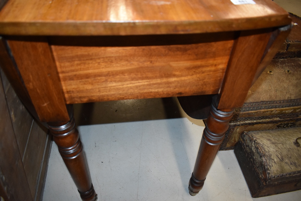 A Victorian mahogany drop leaf dining table having turned legs - Image 3 of 4
