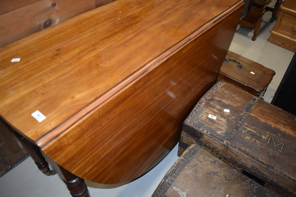 A Victorian mahogany drop leaf dining table having turned legs - Image 4 of 4
