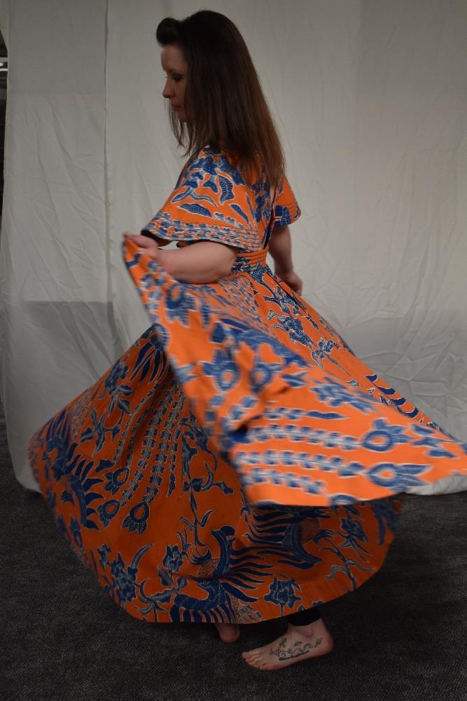 A vintage Batik evening dress having orange ground with bold blue and white design, Made in - Image 7 of 9