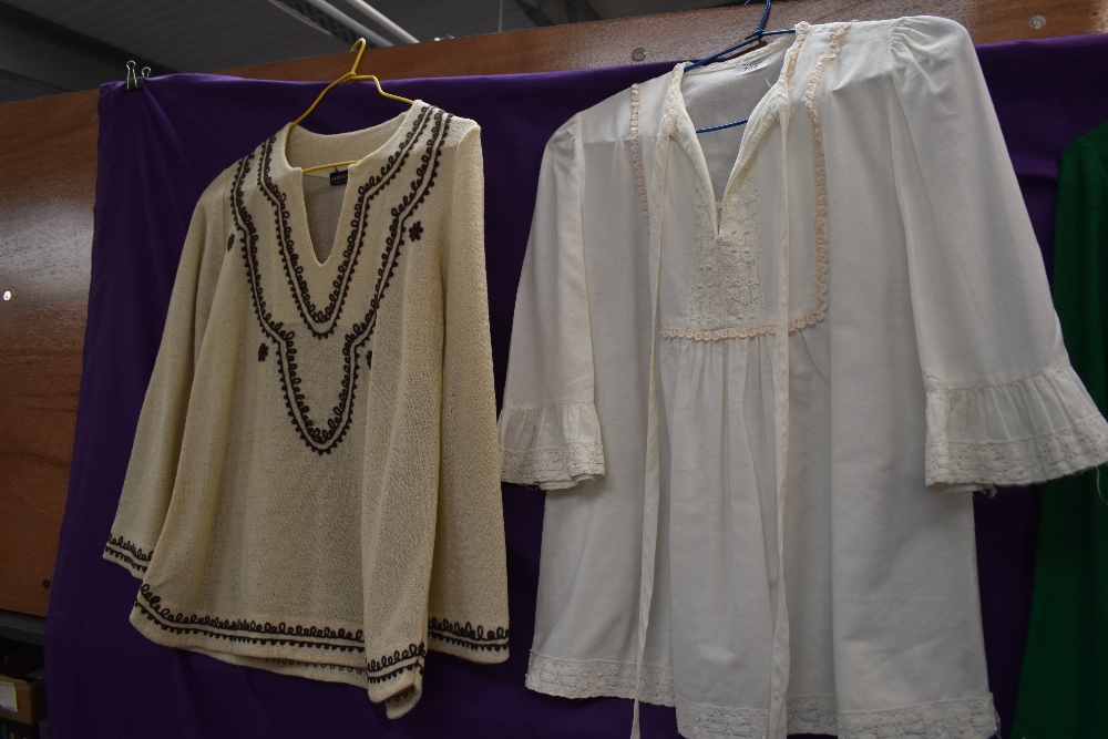 Four vintage 1960s/70s tops and blouses. - Image 3 of 3