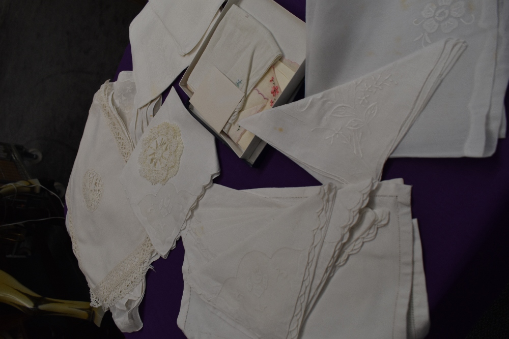 A large collection of antique table linen etc including crotchet mats, damask table cloths,napkins - Image 5 of 6