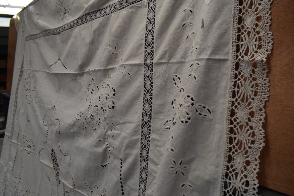 An antique white work linen bed throw with deep crotchet edging and cut work floral pattern. - Image 2 of 3