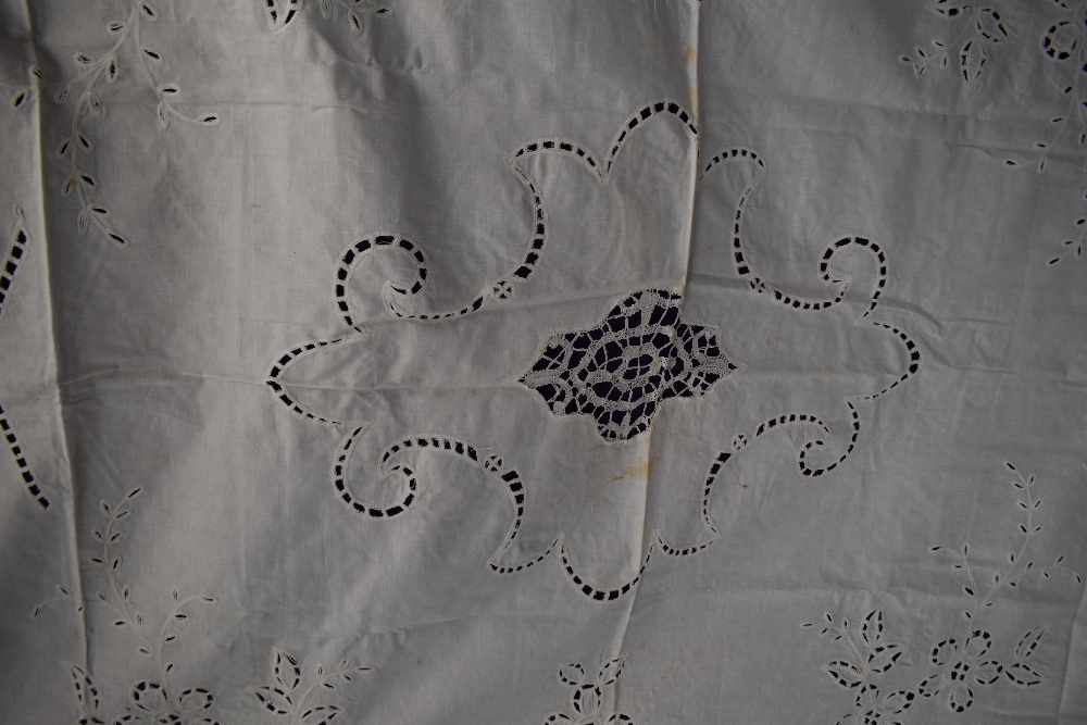 An antique white work linen bed throw with deep crotchet edging and cut work floral pattern. - Image 3 of 3